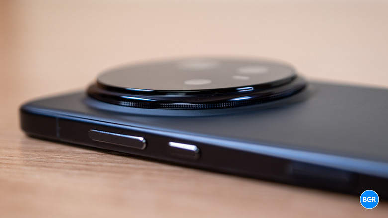 Macro view of the 200MP ISOCELL HP9 telephoto lens module.