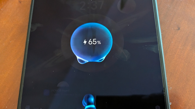 Honor Magic V3 screen displaying the 66W SuperCharge animation.