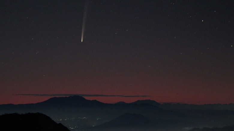 October Stargazing Guide: 2026 Comets & Orionids