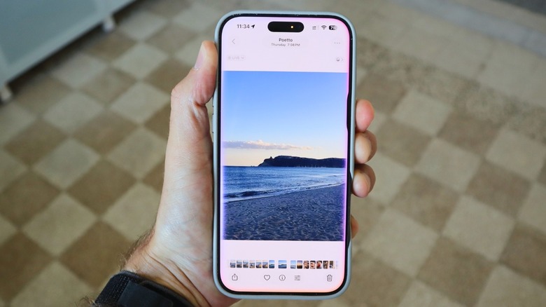 The new Siri interface in iOS 26 appearing as a glowing border around the Photos application.