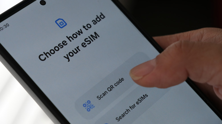 Smartphone screen showing the menu for activating an eSIM card.