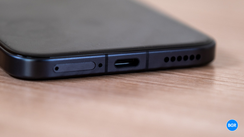The USB-C port and bottom frame of the Honor Magic8 Pro.
